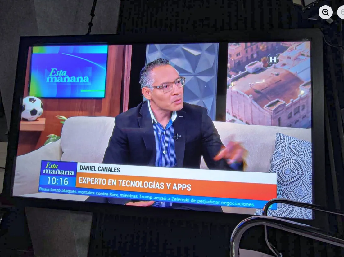 Pantalla de televisión mostrando una entrevista a Daniel Canales.