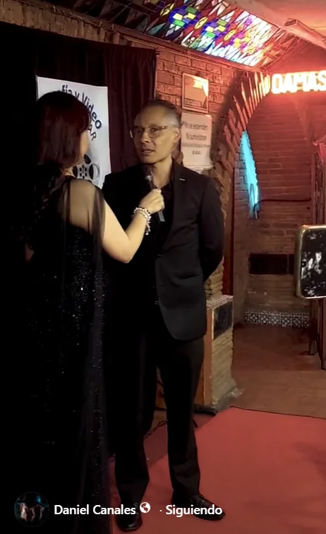 Entrevista individual en alfombra roja durante un evento.
