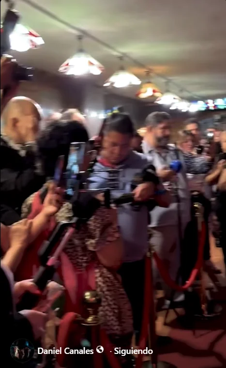 Cobertura de prensa y asistentes con celulares y cámaras durante un evento.