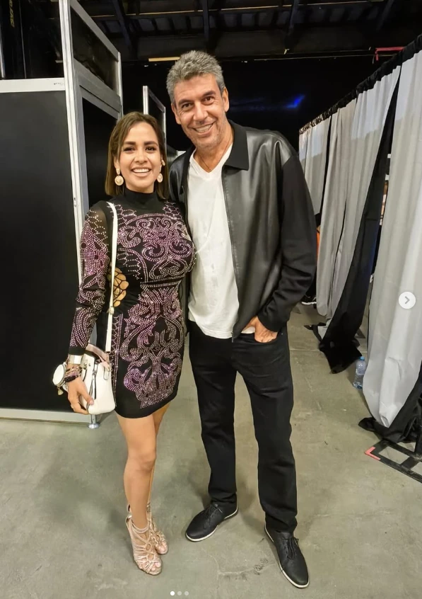 Mishara Medina acompañada de una figura pública en backstage